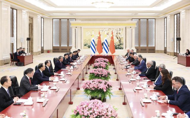 (260203) -- BEIJING, Feb. 3, 2026 (Xinhua) -- Chinese Premier Li Qiang meets with President of the Oriental Republic of Uruguay Yamandu Orsi at the Great Hall of the People in Beijing, capital of China, Feb. 3, 2026. (Xinhua/Huang Jingwen)