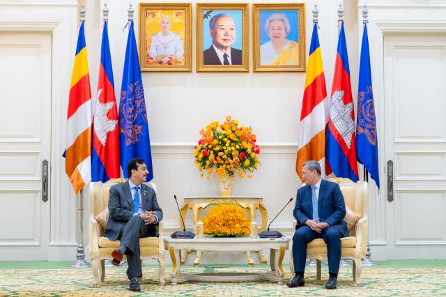 (260203) -- PHNOM PENH, Feb. 3, 2026 (Xinhua) -- Cambodian Prime Minister Hun Manet (R) meets with Pakistan's Senate Chairman Yusuf Raza Gilani in Phnom Penh, Cambodia on Feb. 3, 2026. Cambodia and Pakistan on Tuesday vowed to further enhance bilateral relations and cooperation.
   The commitment was made during a working discussion between Cambodian Prime Minister Hun Manet and Pakistan's Senate Chairman Yusuf Raza Gilani in the capital Phnom Penh, said an official news release. (Agence Kampuchea Presse/Handout via Xinhua)