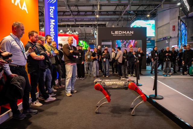(260203) -- BARCELONA, Feb. 3, 2026 (Xinhua) -- People watch a robot on display during the Integrated Systems Europe 2026 in Barcelona, Spain, Feb. 3, 2026. (Photo by Joan Gosa/Xinhua)