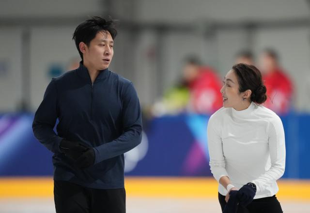 (260203) -- MILAN, Feb. 3, 2026 (Xinhua) -- Sui Wenjing (R)/Han Cong of China attend a figure skating training session ahead of the 2026 Milan-Cortina Winter Olympics at Milano Ice Skating Arena in Milan, Italy, Feb. 3, 2026. (Xinhua/Xue Yuge)