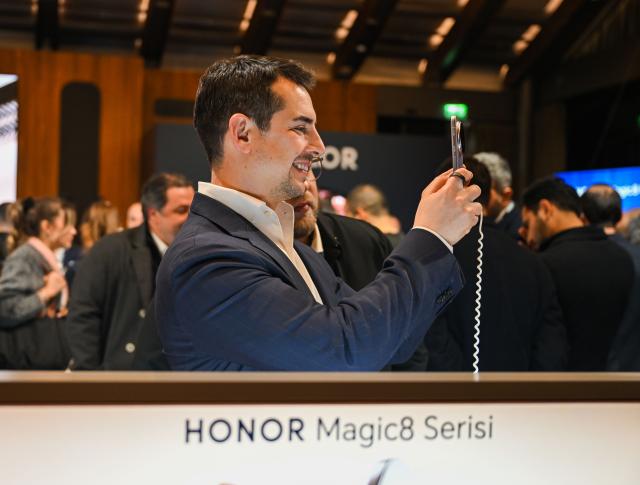 (260203) -- ISTANBUL, Feb. 3, 2026 (Xinhua) -- Guests try out a smartphone at an Honor product launch event in Istanbul, Türkiye, Feb. 3, 2026. Chinese smart devices maker Honor unveiled its new mobile phone on Tuesday at a product launch event in Istanbul. (Xinhua/Liu Lei)