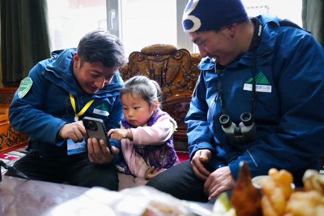 (260203) -- YUSHU, Feb. 3, 2026 (Xinhua) -- Kunga teaches his niece to identify animals in Angsai Township of Zaduo County, Yushu Tibetan Autonomous Prefecture, northwest China's Qinghai Province, Jan. 29, 2026. Amid snow-capped mountains and deep valleys in Angsai Township of Zaduo County, an area in Sanjiangyuan National Park, Tseten and Kunga trek over ridges, cross alpine meadows and carry out ecological patrols, pressing the shutter as they move through the landscape.    
   In 2016, Tseten and Kunga became rangers under a public welfare program. Having taught themselves photography, they have been documenting the mountains, rivers and wildlife of their homeland with their cameras while patrolling, collecting litter, monitoring water sources and observing vegetation. 
   Over a decade, their footprints have spread across the grasslands and river shores. Their lens have remained fixed on the changes unfolding on this land: wildlife populations are increasing, traces of garbage on the grasslands have largely disappeared, and the ecological landscape along the Lancang River has grown better and better. (Xinhua/Qi Zhiyue)