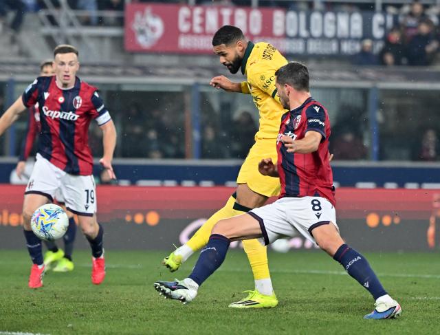 (260204) -- BOLOGNA, Feb. 4, 2026 (Xinhua) -- AC Milan's Ruben Loftus-Cheek (2nd R) scores during a Serie A football match between Bologna and AC Milan in Bologna, Italy, Feb. 3, 2026. (Photo by Alberto Lingria/Xinhua)