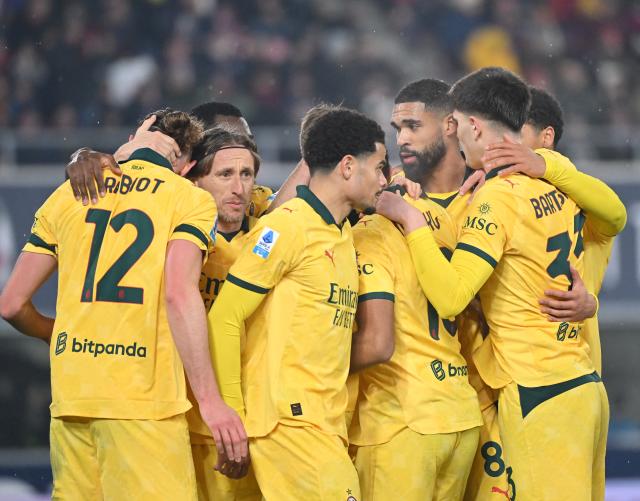 (260204) -- BOLOGNA, Feb. 4, 2026 (Xinhua) -- AC Milan's Ruben Loftus-Cheek (3rd R) celebrates his score with his teammates during a Serie A football match between Bologna and AC Milan in Bologna, Italy, Feb. 3, 2026. (Photo by Alberto Lingria/Xinhua)