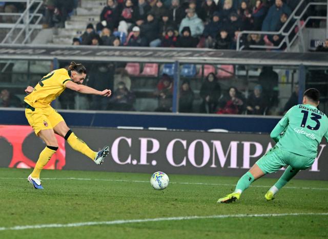 (260204) -- BOLOGNA, Feb. 4, 2026 (Xinhua) -- AC Milan's Adrien Rabiot (L) scores during a Serie A football match between Bologna and AC Milan in Bologna, Italy, Feb. 3, 2026. (Photo by Alberto Lingria/Xinhua)
