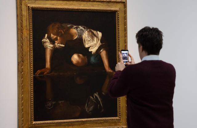 (260204) -- AMSTERDAM, Feb. 4, 2026 (Xinhua) -- A visitor takes photos of an exhibit during the media preview of the exhibition "Metamorphoses" at the Rijksmuseum in Amsterdam, the Netherlands, Feb. 3, 2026. (Photo by Sylvia Lederer/Xinhua)