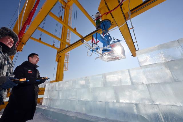 (260204) -- BEIJING, Feb. 4, 2026 (Xinhua) -- An automated ice block stacking robot helps build a large-scale ice sculpture at the 27th Harbin Ice and Snow World in Harbin, northeast China's Heilongjiang Province, Feb. 3, 2026.
  An automated ice block stacking robot has entered the testing phase at the 27th Harbin Ice and Snow World on Feb. 3. The robot is capable of lifting, transporting, and assembling ice blocks with millimeter-level precision. (Photo by Liu Yang/Xinhua)