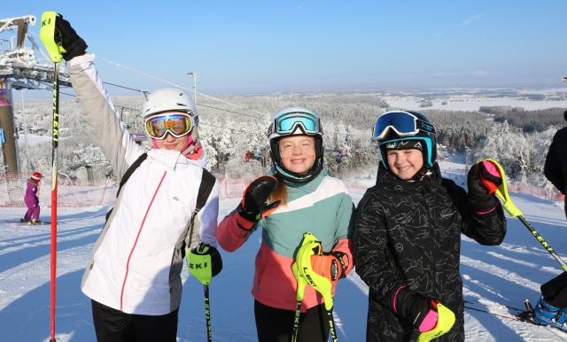 (260204) -- MINSK, Feb. 4, 2026 (Xinhua) -- Skiers pose for photos at a ski resort in Minsk region, Belarus, Feb. 3, 2026. (Photo by Henadz Zhinkov/Xinhua)