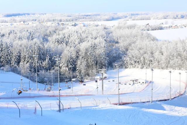 (260204) -- MINSK, Feb. 4, 2026 (Xinhua) -- Skiers take ski lift at a ski resort in Minsk region, Belarus, Feb. 3, 2026. (Photo by Henadz Zhinkov/Xinhua)
