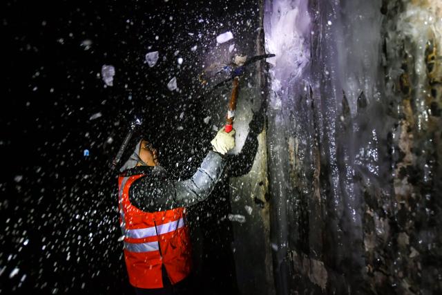 (260204) -- JINZHONG, Feb. 4, 2026 (Xinhua) -- A technician breaks ice on the wall of a tunnel in north China's Shanxi Province, Feb. 3, 2026.
  A team of maintenance technicians, most born in the 2000s, has spent the winter months shoveling and removing ice from railway tunnels deep in the mountainous terrain in Shanxi province to safeguard passengers' trips.
  Embarking on the patrol journey at dawn, they trek more than nine kilometers every day to clear ice in seven railway tunnels. The arduous chipping, shoveling and transporting of large ice chucks means the technicians are totally burned out after a day of work.
  During the Chinese New Year, the team will stay on duty to ensure the safe operation of train services. Through their efforts, thousands more who have been working far from their hometowns for almost a year will be able to ride the train and return home safe and sound. (Xinhua/Cao Yang)