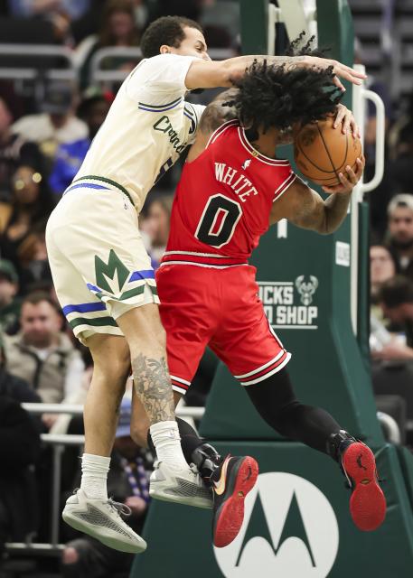 (260204) -- MILWAUKEE, Feb. 4, 2026 (Xinhua) -- Milwaukee Bucks Cole Anthony (L) defends Chicago Bulls' Coby White during the 2025-2026 NBA regular season basketball game between Milwaukee Bucks and Chicago Bulls in Milwaukee, the United States, on Feb. 3, 2026. (Photo by Joel Lerner/Xinhua)