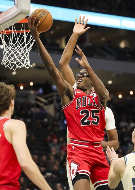 (260204) -- MILWAUKEE, Feb. 4, 2026 (Xinhua) -- Chicago Bulls' Jalen Smith (R) drives to the basket during the 2025-2026 NBA regular season basketball game between Milwaukee Bucks and Chicago Bulls in Milwaukee, the United States, on Feb. 3, 2026. (Photo by Joel Lerner/Xinhua)
