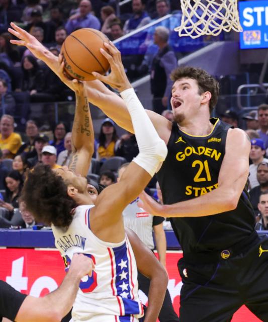 (260204) -- SAN FRANCISCO, Feb. 4, 2026 (Xinhua) -- Quinten Post (R) of Golden State Warriors defends Dominick Barlow of Philadelphia 76ers during the 2025-2026 NBA regular season basketball game between Golden State Warriors and Philadelphia 76ers in San Francisco, the United States, Feb. 3, 2026. (Photo by Arthur Dong/Xinhua)