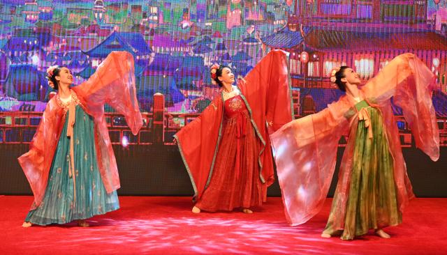 (260204) -- FARWANIYA GOVERNORATE, Feb. 4, 2026 (Xinhua) -- Artists perform during the "Happy Chinese New Year" celebrations in Farwaniya Governorate, Kuwait, Feb. 3, 2026. (Photo by Asad/Xinhua)