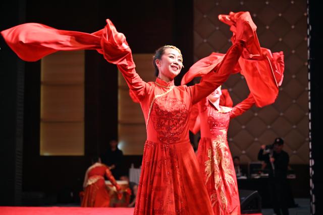 (260204) -- FARWANIYA GOVERNORATE, Feb. 4, 2026 (Xinhua) -- Artists perform during the "Happy Chinese New Year" celebrations in Farwaniya Governorate, Kuwait, Feb. 3, 2026. (Photo by Asad/Xinhua)