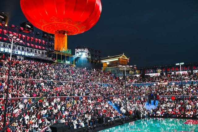 (260204) -- TAIJIANG, Feb. 4, 2026 (Xinhua) -- People wait to watch a "village gala" in Taipan Village of Taijiang County, southwest China's Guizhou Province, Feb. 3, 2026.
  A "village gala" was held at the court of the "Village Basketball Association (Village BA)" in Taijiang County Tuesday night, which featured various folk performances staged by local villagers. 
  "Village Basketball Association" or "Village BA", is a grassroot basketball tournament held in Taipan Village. Organized by local residents, this event has gained popularity over the years and draws a large crowd of spectators and participants alike. (Xinhua/Yang Wenbin)