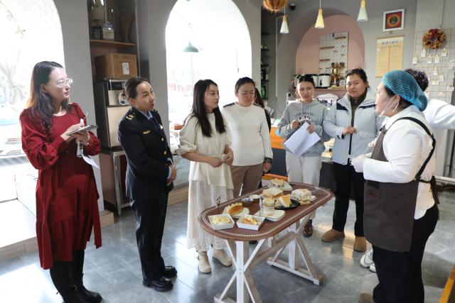 (260204) -- HOHHOT, Feb. 4, 2026 (Xinhua) -- People take part in a contest for artisan of "naipi," a traditional Mongolian milk skin, in Wushen Banner of Ordos City, north China's Inner Mongolia Autonomous Region on Nov. 28, 2025.
  TO GO WITH "Across China: Ancient dairy aroma inspires innovation, tourism in Inner Mongolia" (Photo by Wang Dongxu/Xinhua)