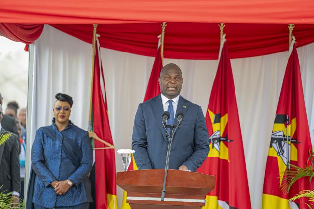 (260204) -- MAPUTO, Feb. 4, 2026 (Xinhua) -- Mozambican President Daniel Chapo attends a Heroes' Day commemorative ceremony at the Heroes' Monument in Maputo, Mozambique on Feb. 3, 2026.
  Mozambican President Daniel Chapo on Tuesday called for renewed national unity and patriotic values, describing the country's heroes as the foundation of peace, sovereignty and sustainable development, as the nation marked Heroes' Day. (Photo by Mendes Mondlane/Xinhua)