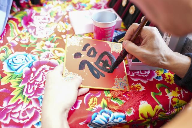(260204) -- HARBIN, Feb. 4, 2026 (Xinhua) -- An attendant writes Chinese character "Fu" (meaning "fortune") at an "in-train fair" in northeast China's Heilongjiang Province, Feb. 4, 2026. Train K7103, the host of Heilongjiang's first "in-train fair" of 2026, departed from Harbin and headed for Jiagedaqi on Wednesday. The fair features agricultural specialties of the province, railway-themed creative cultural products, and handicrafts listed as intangible cultural heritage. Items purchased at the "fair" would be delivered to buyer-designated addresses via courier service.
   China Railway Harbin Group Co., Ltd. has successively launched a number of themed tourist trains in recent years. At the same time, the company tries its best to enable unique and warm experience for its passengers amid the ongoing Spring Festival travel rush. (Xinhua/Wang Song)