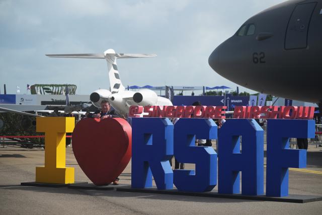 (260204) -- SINGAPORE, Feb. 4, 2026 (Xinhua) -- A visitor poses for photos during the 10th Singapore Airshow at Singapore's Changi Exhibition Centre on Feb. 4, 2026. (Photo by Then Chih Wey/Xinhua)