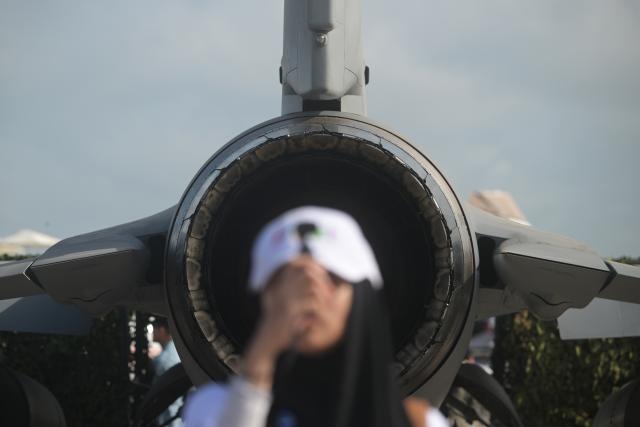 (260204) -- SINGAPORE, Feb. 4, 2026 (Xinhua) -- A woman visits the 10th Singapore Airshow at Singapore's Changi Exhibition Centre on Feb. 4, 2026. (Photo by Then Chih Wey/Xinhua)