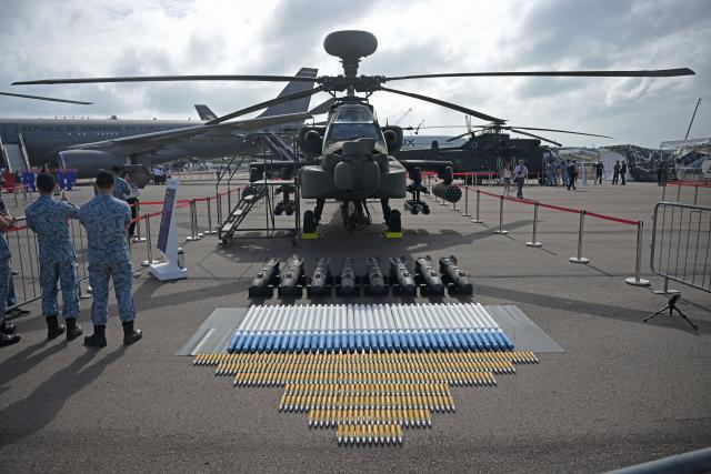 (260204) -- SINGAPORE, Feb. 4, 2026 (Xinhua) -- An AH-64D Apache helicopter of the Republic of Singapore Air Force is on display during the 10th Singapore Airshow at Singapore's Changi Exhibition Centre on Feb. 4, 2026. (Photo by Then Chih Wey/Xinhua)