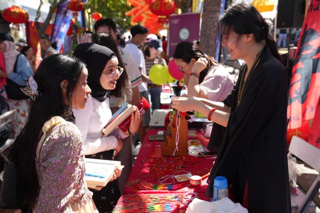 (260204) -- CAPE TOWN, Feb. 4, 2026 (Xinhua) -- People learn to make Chinese-knot decorations during an event in celebration of the Chinese New Year in Cape Town, South Africa, on Feb. 1, 2026. The bustling Victoria & Alfred Waterfront in Cape Town, South Africa's legislative capital, came alive with vibrant colors and lively performances on Sunday as the upcoming Chinese New Year was celebrated.
   The event attracted hundreds of local residents and foreign tourists, injecting fresh momentum into people-to-people exchanges between China and Africa.
   TO GO WITH "Feature: Chinese New Year celebrated in Cape Town in a boost to people-to-people exchanges" (Xinhua/Wang Lei)