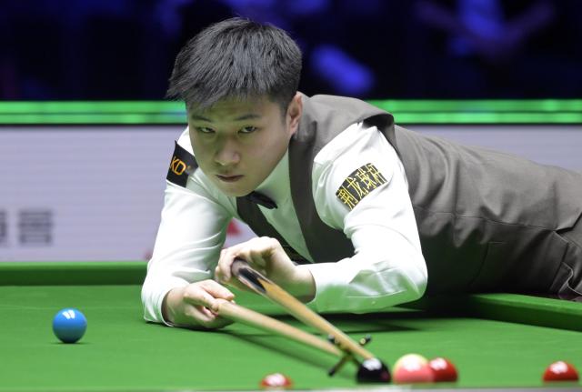 (260204) -- HONG KONG, Feb. 4, 2026 (Xinhua) -- Zhao Xintong competes during the first round match between Zhao Xintong of China and John Higgins of Scotland at the Snooker World Grand Prix 2026 in Hong Kong, south China, Feb. 4, 2026. (Xinhua/Lo Ping Fai)