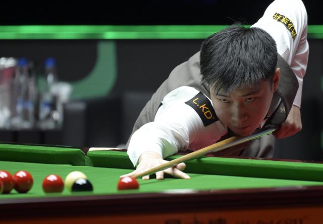 (260204) -- HONG KONG, Feb. 4, 2026 (Xinhua) -- Zhao Xintong competes during the first round match between Zhao Xintong of China and John Higgins of Scotland at the Snooker World Grand Prix 2026 in Hong Kong, south China, Feb. 4, 2026. (Xinhua/Lo Ping Fai)