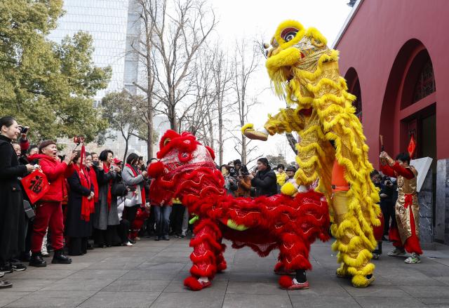 (260204) -- BEIJING, Feb. 4, 2026 (Xinhua) -- A lion dance is staged on the occasion of "Lichun" in Gulou District of Nanjing, east China's Jiangsu Province, on Feb. 4, 2026. Wednesday marks "Lichun," or the Beginning of Spring, the first of the 24 solar terms on the Chinese lunar calendar. (Photo by Zhao Qirui/Xinhua)