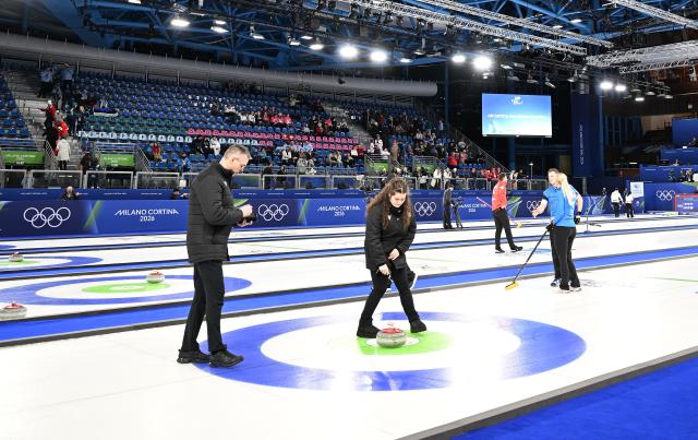 (260204) -- CORTINA D'AMPEZZO, Feb. 4, 2026 (Xinhua) -- People prepare ahead of the curling mixed doubles round robin session 1 match of the 2026 Milan-Cortina Winter Olympics in Cortina D'Ampezzo, Italy, Feb. 4, 2026. (Xinhua/Lian Yi)