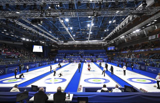(260204) -- CORTINA D'AMPEZZO, Feb. 4, 2026 (Xinhua) -- Athletes compete during the curling mixed doubles round robin session 1 match of the 2026 Milan-Cortina Winter Olympics in Cortina D'Ampezzo, Italy, Feb. 4, 2026. (Xinhua/Lian Yi)