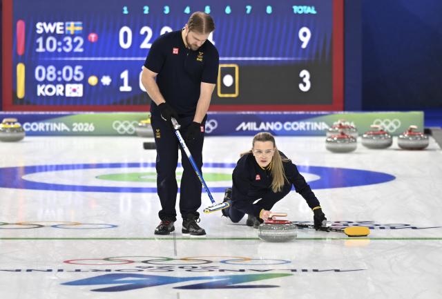 (260204) -- CORTINA D'AMPEZZO, Feb. 4, 2026 (Xinhua) -- Isabella Wranaa (R) and Rasmus Wranaa of Sweden compete during the curling mixed doubles round robin session 1 match between Sweden and South Korea of the 2026 Milan-Cortina Winter Olympics in Cortina D'Ampezzo, Italy, Feb. 4, 2026. (Xinhua/Lian Yi)