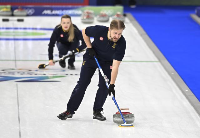 (260204) -- CORTINA D'AMPEZZO, Feb. 4, 2026 (Xinhua) -- Isabella Wranaa and Rasmus Wranaa (front) of Sweden compete during the curling mixed doubles round robin session 1 match between Sweden and South Korea of the 2026 Milan-Cortina Winter Olympics in Cortina D'Ampezzo, Italy, Feb. 4, 2026. (Xinhua/Lian Yi)