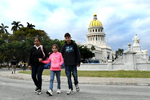 (260205) -- HAVANA, Feb. 5, 2026 (Xinhua) -- Local people wearing heavy clothing walk along a street in Havana, capital of Cuba on Feb. 3, 2026. The Cuban Institute of Meteorology reported on Tuesday that a weather station in the province of Matanzas, western Cuba, recorded a temperature of 0 degrees Celsius at 7:00 that morning. This marks the first time in recorded history that the temperature in this tropical nation has reached the freezing point, breaking the national low-temperature record of 0.6 degrees Celsius set in February 1996. (Xinhua/Joaquin Fernandez)