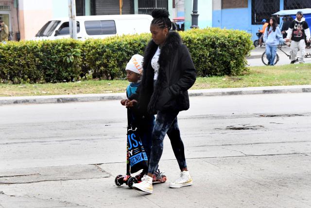 (260205) -- HAVANA, Feb. 5, 2026 (Xinhua) -- Local people wearing heavy clothing walk along a street in Havana, capital of Cuba on Feb. 3, 2026. The Cuban Institute of Meteorology reported on Tuesday that a weather station in the province of Matanzas, western Cuba, recorded a temperature of 0 degrees Celsius at 7:00 that morning. This marks the first time in recorded history that the temperature in this tropical nation has reached the freezing point, breaking the national low-temperature record of 0.6 degrees Celsius set in February 1996. (Xinhua/Joaquin Fernandez)