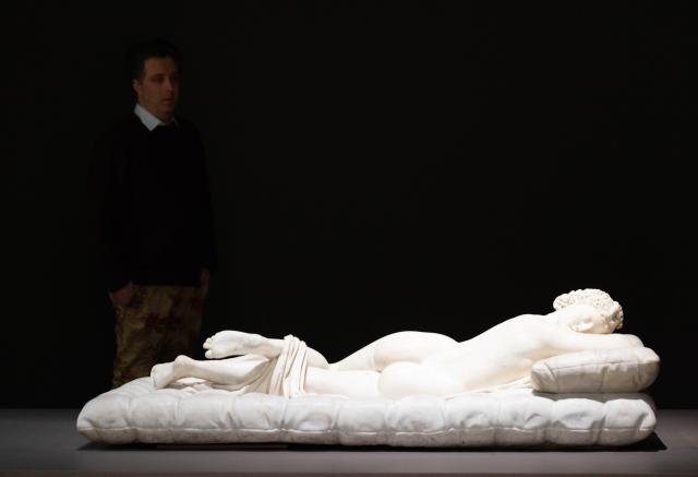 (260205) -- BEIJING, Feb. 5, 2026 (Xinhua) -- A visitor views an exhibit during the media preview of the exhibition "Metamorphoses" at the Rijksmuseum in Amsterdam, the Netherlands, Feb. 3, 2026. (Photo by Sylvia Lederer/Xinhua)