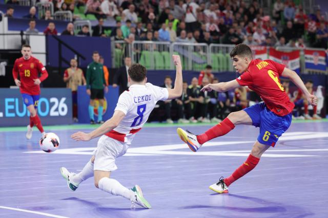 (260205) -- LJUBLJANA, Feb. 5, 2026 (Xinhua) -- Antonio Perez (R) of Spain shoots during the UEFA Futsal EURO 2026 semifinal match between Croatia and Spain in Ljubljana, Slovenia, Feb. 4, 2026. (Photo by Zeljko Stevanic/Xinhua)