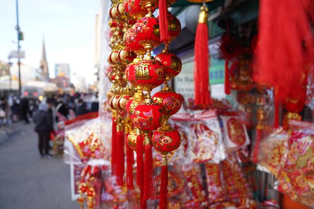 (260205) -- NEW YORK, Feb. 5, 2026 (Xinhua) -- This photo taken on Feb. 4, 2026 shows decorations for Chinese Spring Festival outside a store in Flushing, New York city, the United States. (Xinhua/Zhang Fengguo)