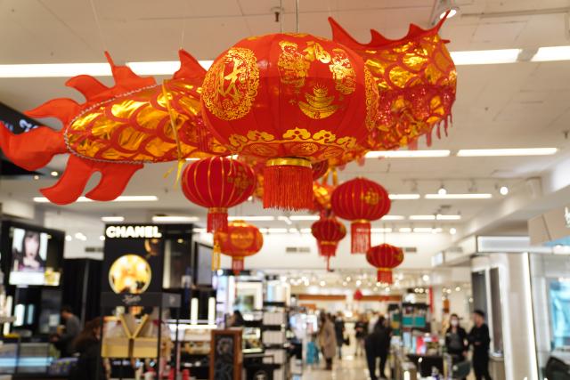 (260205) -- NEW YORK, Feb. 5, 2026 (Xinhua) -- This photo taken on Feb. 4, 2026 shows decorations for Chinese Spring Festival at a Macy´s department store in Flushing, New York city, the United States. (Xinhua/Zhang Fengguo)