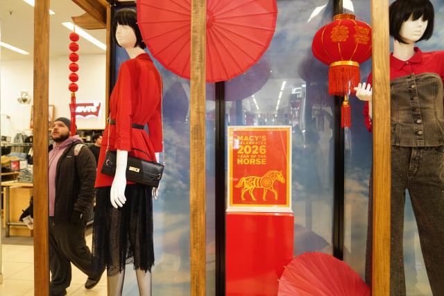(260205) -- NEW YORK, Feb. 5, 2026 (Xinhua) -- This photo taken on Feb. 4, 2026 shows decorations for Chinese Spring Festival at a Macy´s department store in Flushing, New York city, the United States. (Xinhua/Zhang Fengguo)