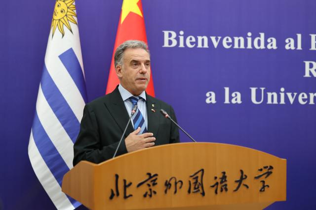 (260205) -- BEIJING, Feb. 5, 2026 (Xinhua) -- President of the Oriental Republic of Uruguay Yamandu Orsi visits the Beijing Foreign Studies University (BFSU) in Beijing, capital of China, Feb. 4, 2026. (Xinhua/Lu Ye)
