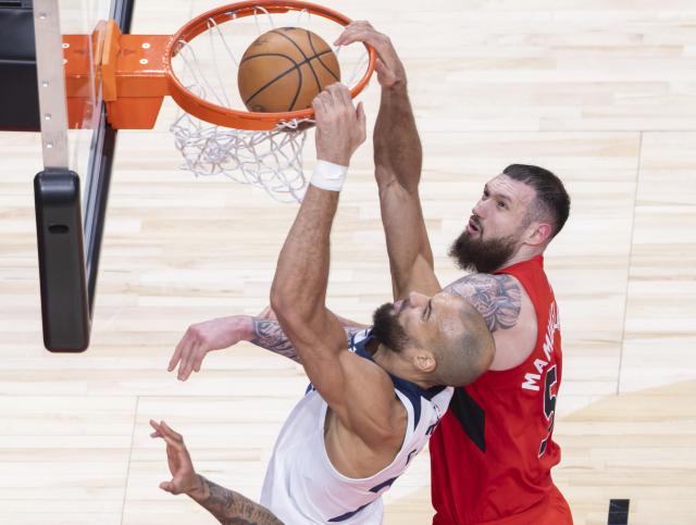 (260205) -- TORONTO, Feb. 5, 2026 (Xinhua) -- Rudy Gobert (L) of Minnesota Timberwolves dunks during the 2025-2026 NBA regular season game between Toronto Raptors and Minnesota Timberwolves in Toronto, Canada, on Feb. 4, 2026. (Photo by Zou Zheng/Xinhua)