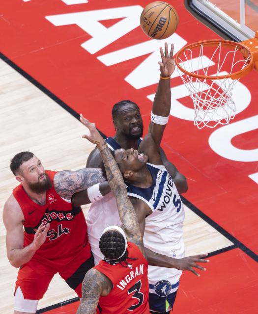 (260205) -- TORONTO, Feb. 5, 2026 (Xinhua) -- Anthony Edwards (R) of Minnesota Timberwolves goes for a layup during the 2025-2026 NBA regular season game between Toronto Raptors and Minnesota Timberwolves in Toronto, Canada, on Feb. 4, 2026. (Photo by Zou Zheng/Xinhua)