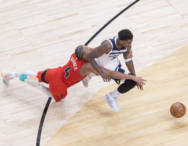 (260205) -- TORONTO, Feb. 5, 2026 (Xinhua) -- Scottie Barnes (L) of Toronto Raptors vies with Anthony Edwards of Minnesota Timberwolves during the 2025-2026 NBA regular season game between Toronto Raptors and Minnesota Timberwolves in Toronto, Canada, on Feb. 4, 2026. (Photo by Zou Zheng/Xinhua)