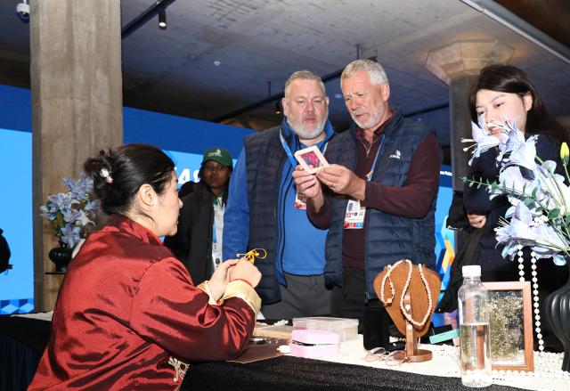 (260205) -- SHANGHAI, Feb. 5, 2026 (Xinhua) -- Guests get to know Chinese knots at an intangible cultural heritage exhibition stand at the WorldSkills Museum in Shanghai, east China, Feb. 4, 2026. As one of the 48th WorldSkills Competition Preparation Week activities, the Shanghai promotion campaign and intangible cultural heritage experience event was held here on Wednesday, which was attended by over 700 guests from home and abroad. (Xinhua/Fang Zhe)