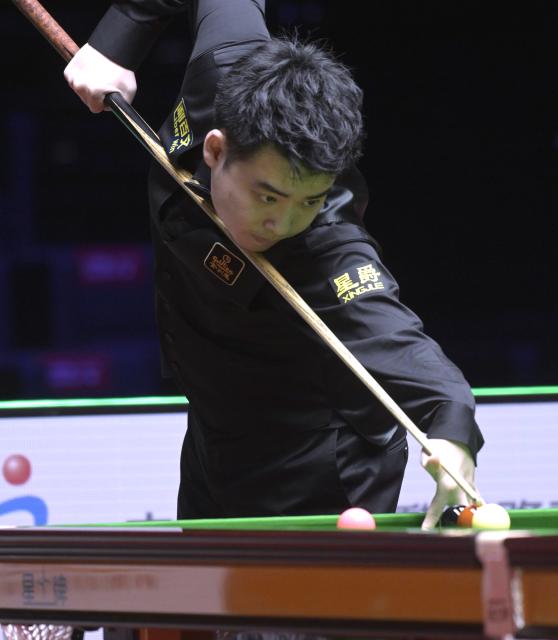 (260205) -- HONG KONG, Feb. 5, 2026 (Xinhua) -- Si Jiahui plays a shot during the second round match between Si Jiahui of China and Pang Junxu of China at the Snooker World Grand Prix 2026 in Hong Kong, south China, Feb. 5, 2026. (Xinhua/Lo Ping Fai)