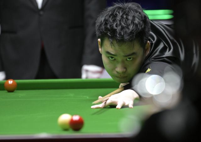 (260205) -- HONG KONG, Feb. 5, 2026 (Xinhua) -- Si Jiahui plays a shot during the second round match between Si Jiahui of China and Pang Junxu of China at the Snooker World Grand Prix 2026 in Hong Kong, south China, Feb. 5, 2026. (Xinhua/Lo Ping Fai)