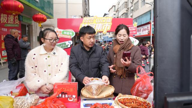 (260205) -- NANCHANG, Feb. 5, 2026 (Xinhua) -- Hosts promote agricultural products via livestreaming at a "common prosperity market" in Shankou Township of Xiushui County, east China's Jiangxi Province, on Feb. 2, 2026. TO GO WITH "Across China: Livestreaming meets village fairs in east China township's common prosperity drive" (Photo by Wu Yuansheng/Xinhua)