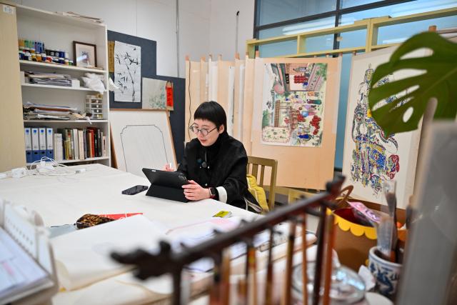 (260205) -- TIANJIN, Feb. 5, 2026 (Xinhua) -- Wang Yan, an inheritor of Yangliuqing New Year paintings, draws the manuscript of a horse-themed New Year painting at Tianjin Yangliuqing Fine Arts Press in Tianjin, north China, Feb. 4, 2026. In celebration of the upcoming Year of the Horse, Tianjin Yangliuqing Fine Arts Press released a series of horse-themed New Year paintings, integrating traditional New Year painting skills with modern design. (Xinhua/Sun Fanyue)